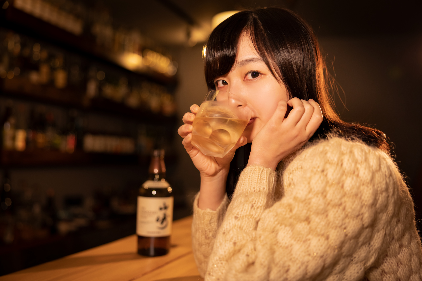 お酒を飲む女性