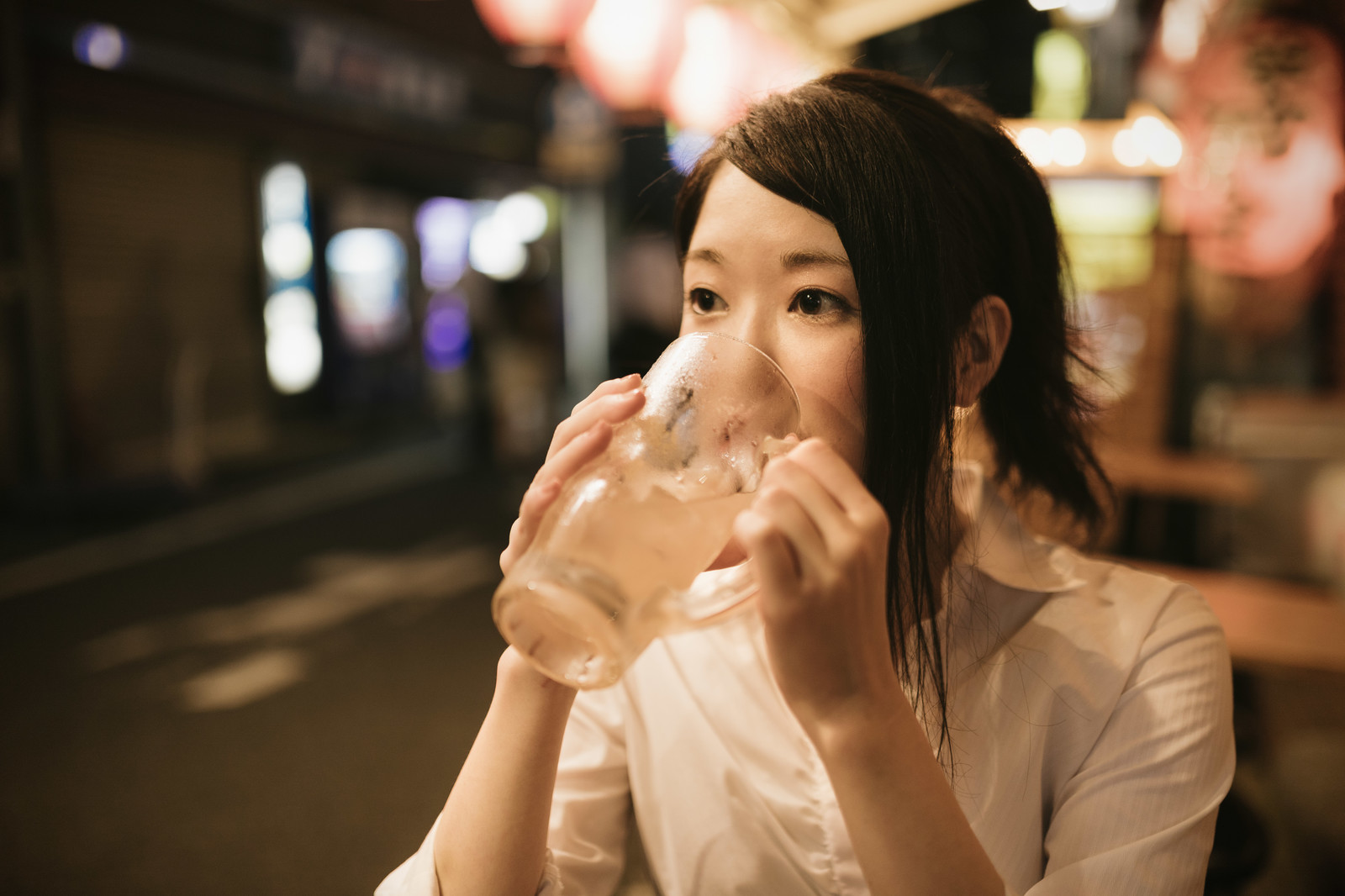 お酒を飲む女性