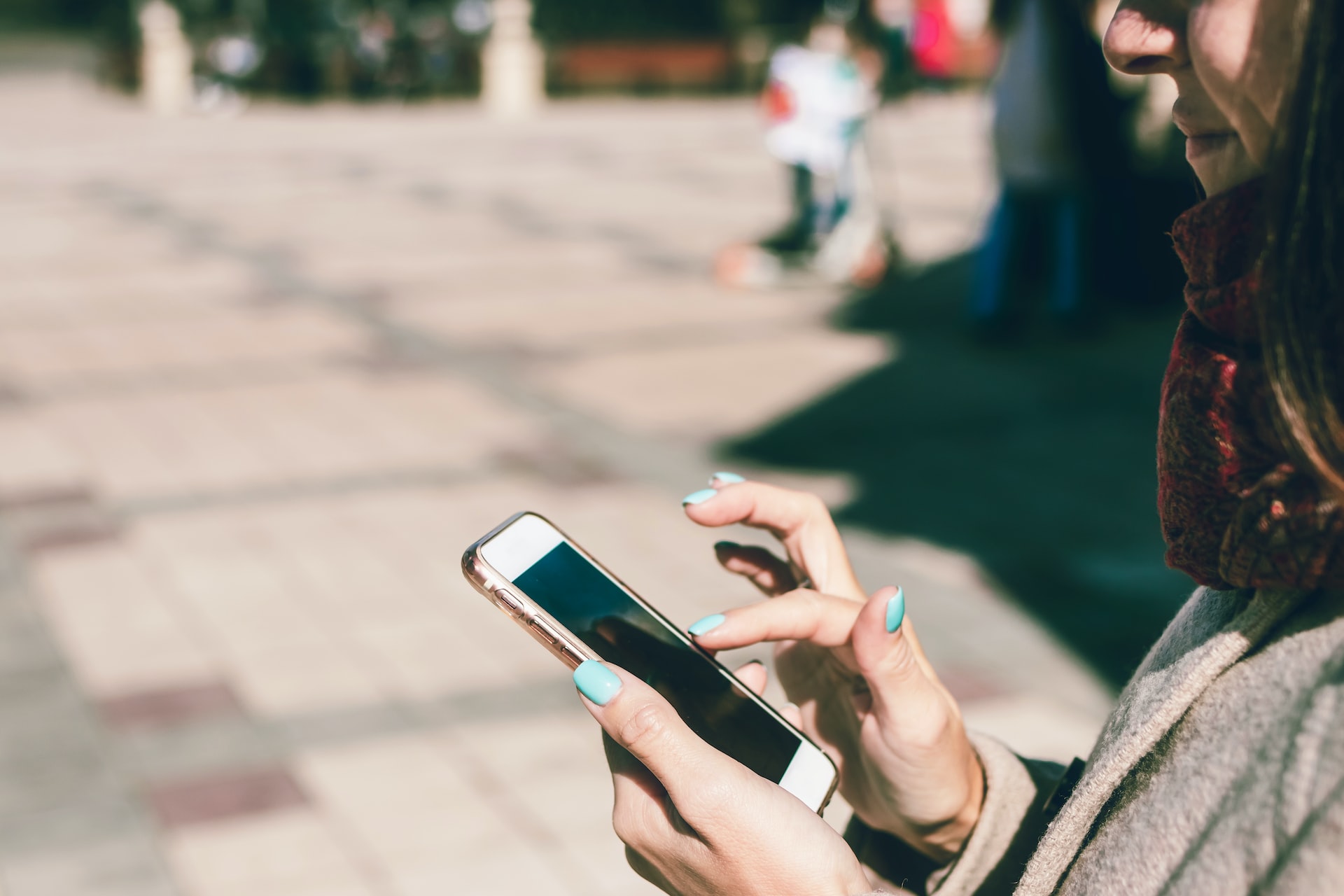 スマホを触る女性