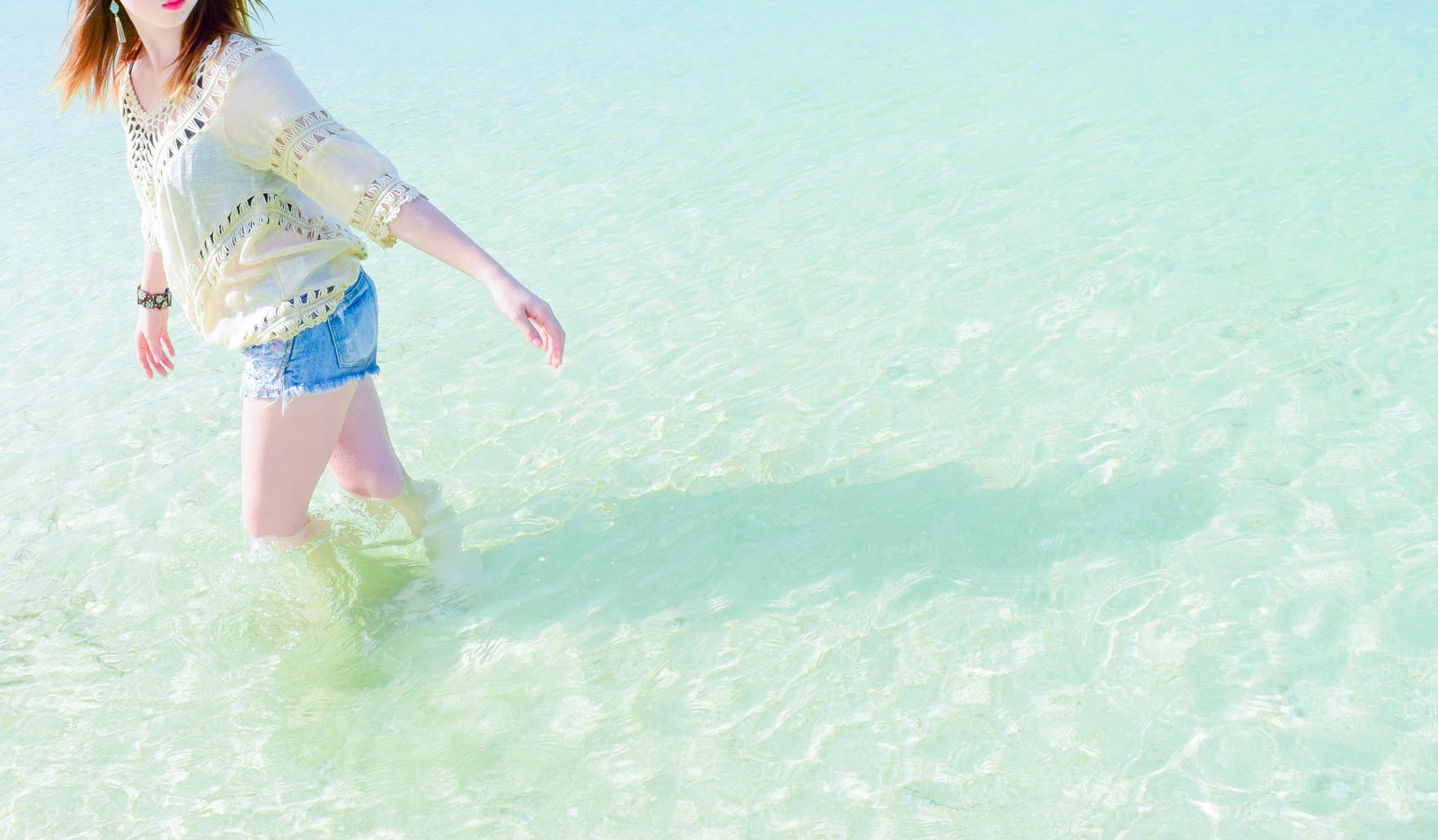 海で遊ぶ女性