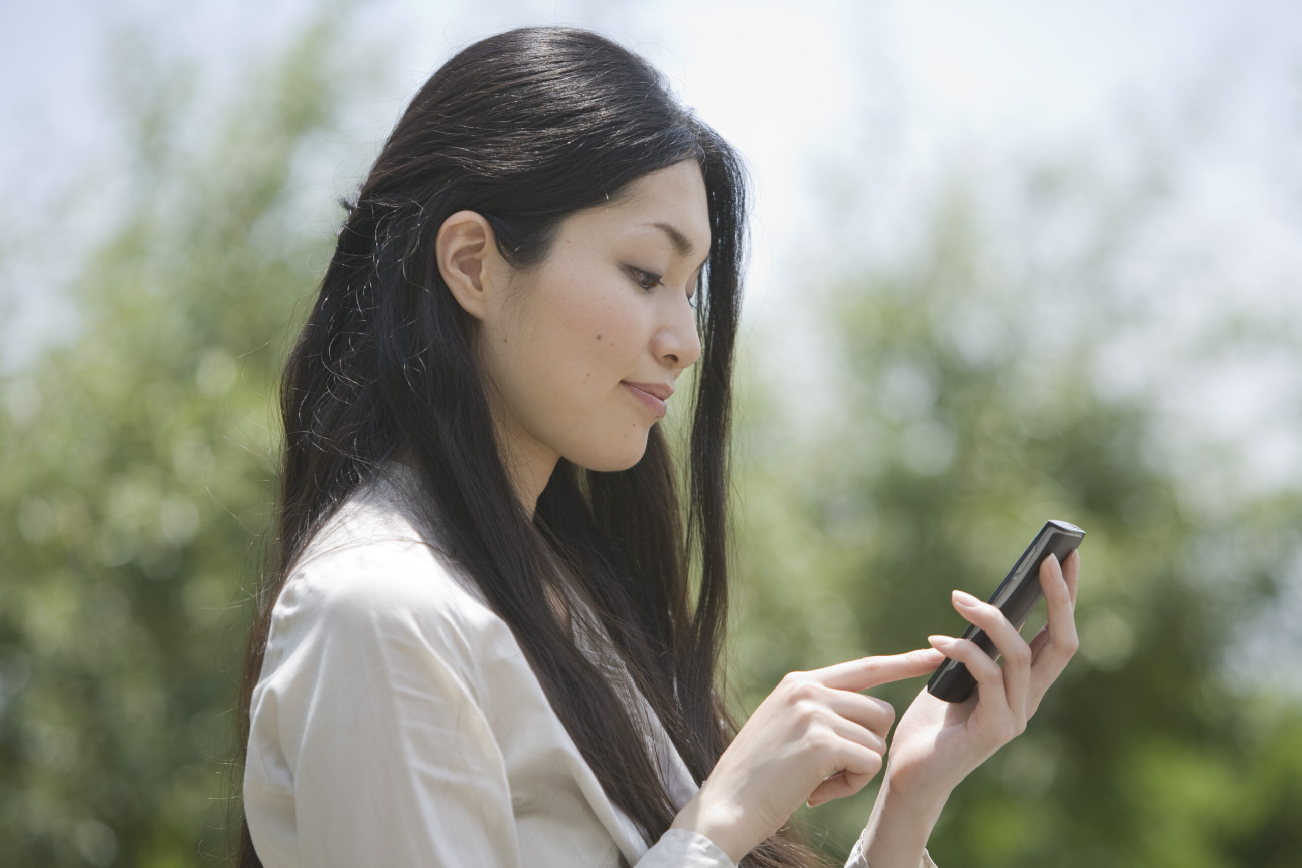 スマホを見る女性