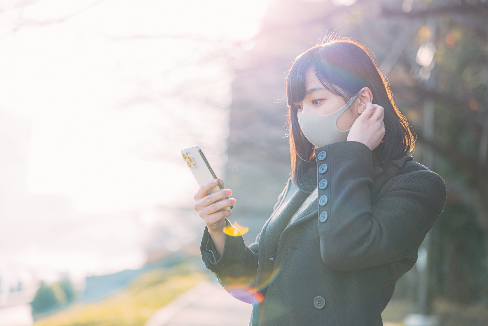 スマホを見て悩む女性