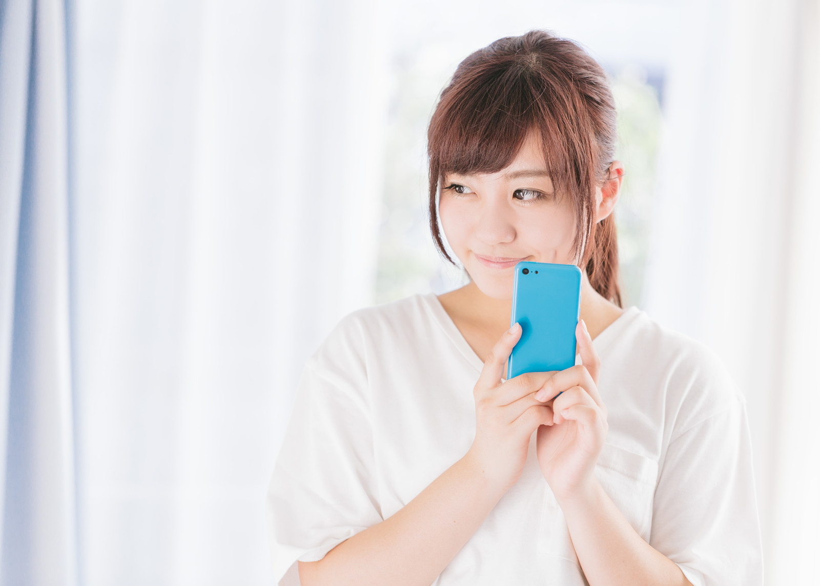 スマホを持った女性