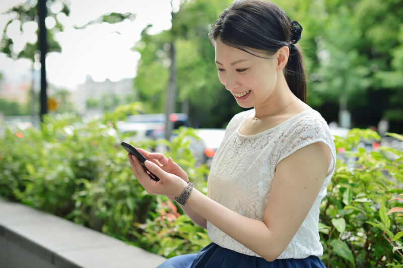 スマホを持つ女性