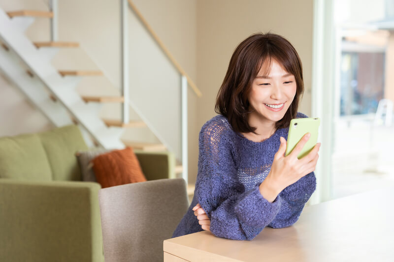 スマホを持つ笑顔の女性