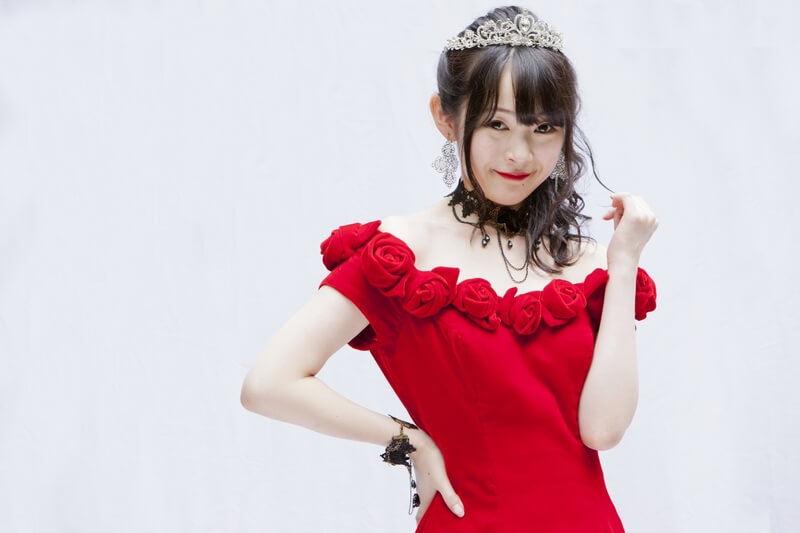 ガッツポーズするドレスを着た女性