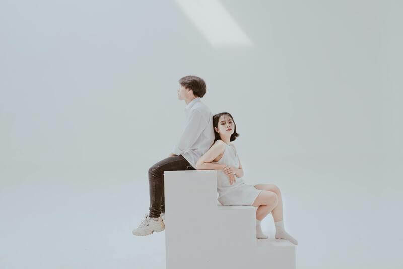 背を向ける男女