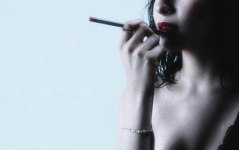 メイクする女性